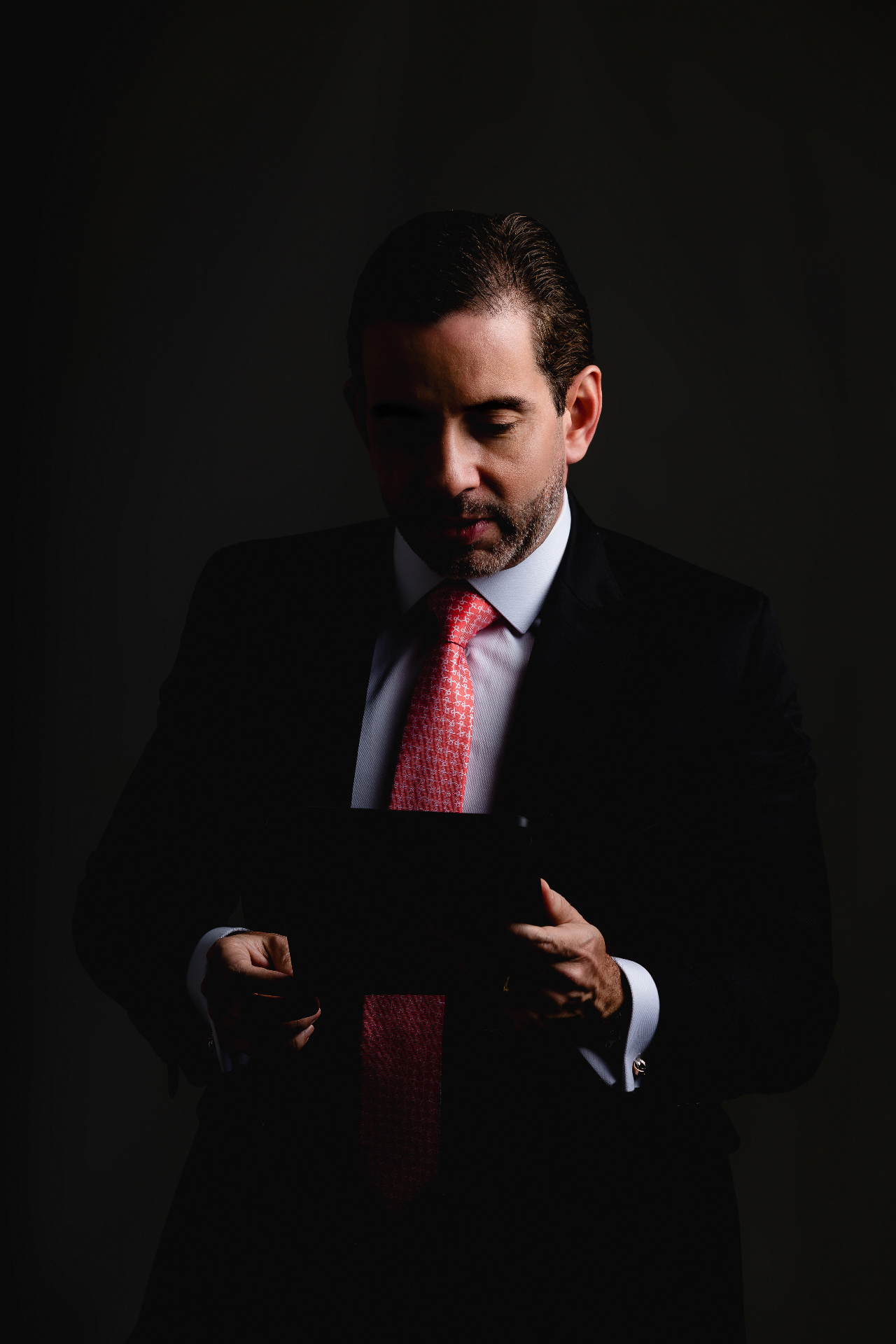 Cairo David analisando documentos de execução fiscal